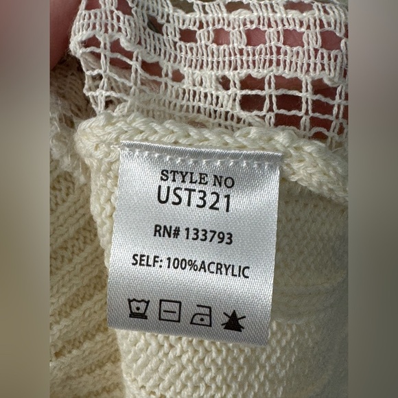 POL Full Bloom Flower Patch Sleeveless Sweater with Lace - Picture 5 of 8